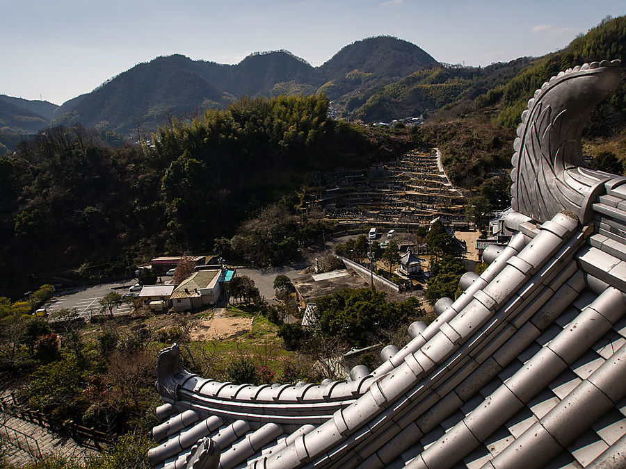 Виды с верхнего этажа башни на упомянутое выше кладбище. Ономити, Япония