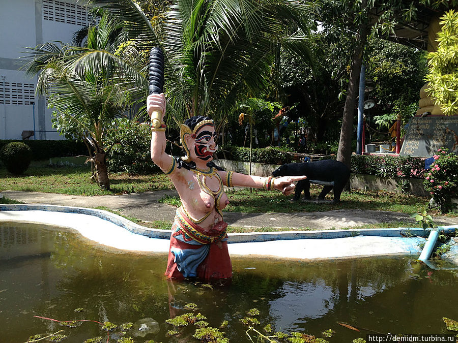 Но вот начинаются статуи поинтереснее.