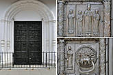 … На западной стороне храма — Магдебургские врата, собраны из бронзовых пластин с сюжетами на библейские темы.