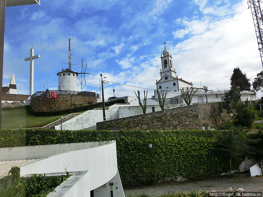 так выглядит церковь из отеля днем Повуа-де-Варзин, Португалия