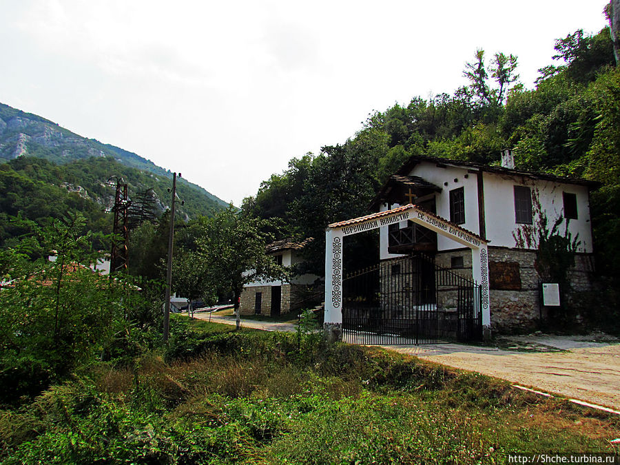 Вход в монастырь чуть ниже трассы, указатель не большой, если едете сами из Софии, важно не проехать поворот налево, и а если как мы, с севера, то направо и вниз. Эти ворота будут через метров 500