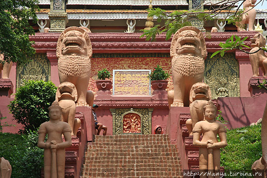 Ват Пном, или Храм на горе. Стражники дварапалы (или якшасы), львы-чинти охраняют вход в храм. Фото из интернета