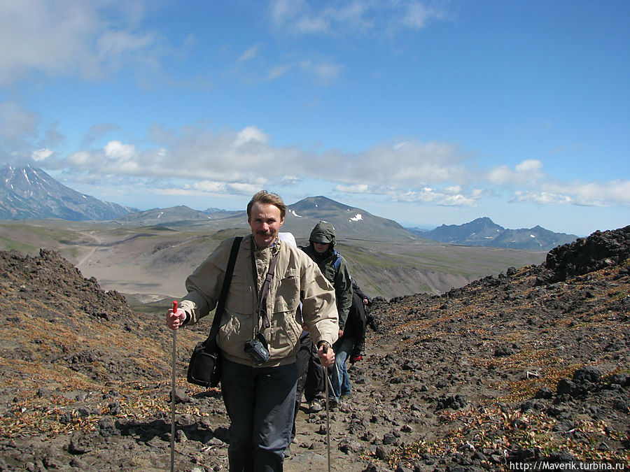 Дует довольно сильный ветер и начинает сильно пахнуть серой.