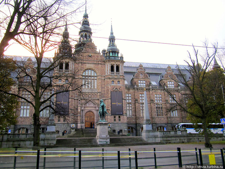 По мосту Djurgårdsbron въезжаем на остров Юргорден. Это остановка № 4 Vasa Museum и она же № 6 Nordiska Museum. На фото как раз Nordiska Museum. Стокгольм, Швеция