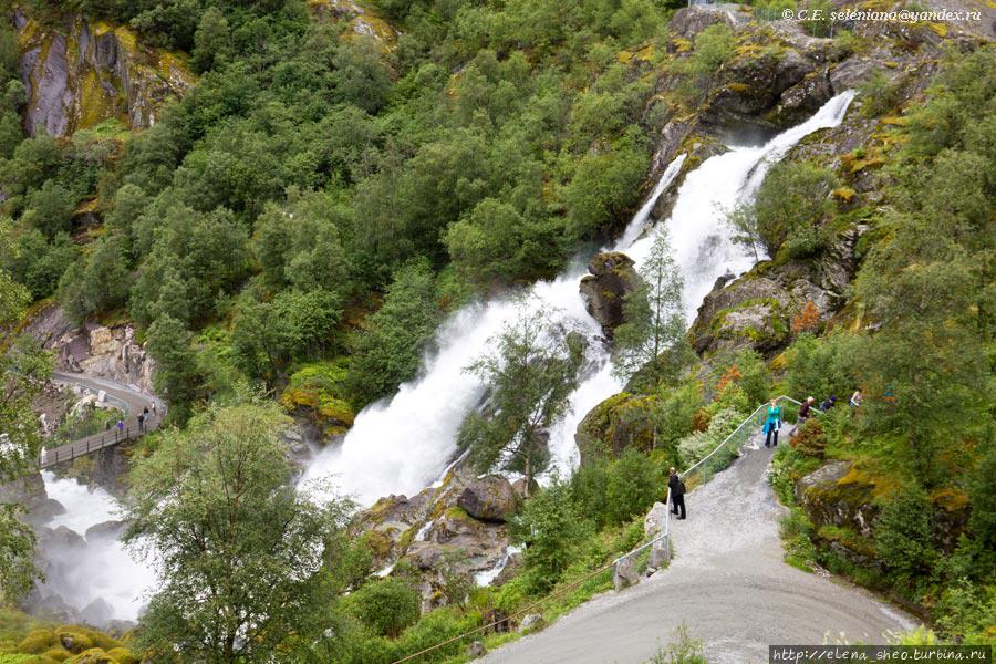 25. В этом месте речка прыгает с горы стремительным домкра... то есть водопадом. Бриксдальбреен, Норвегия