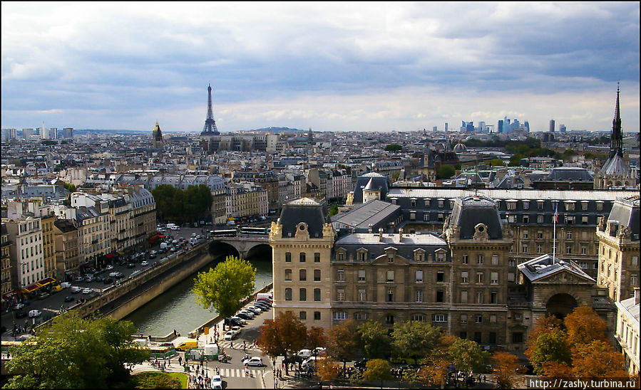 Вид с собора Нотр-Дам. Современный бизнес центр Ла Дефенс, который видно правее, находится уже за официальной чертой города Париж, Франция