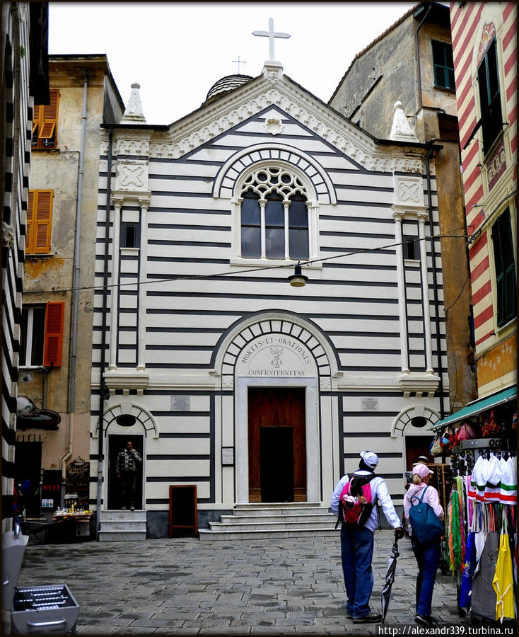 На фото прямо — часовня Мортис-эт-Оратионис, слева — церковь св. Джованни Баттисты. Монтероссо-аль-Маре, Италия