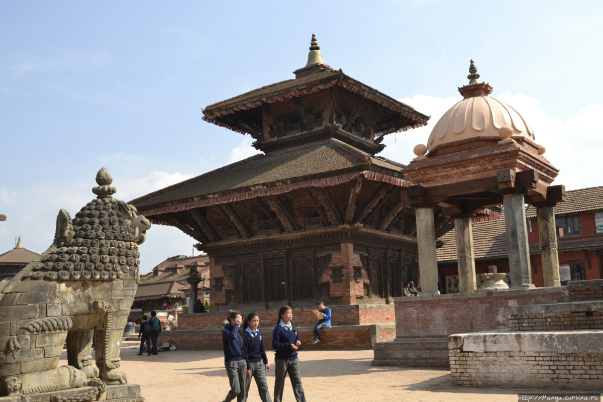Храм Рамсешвара (справа) и храм Кришны (слева). Из интернета
