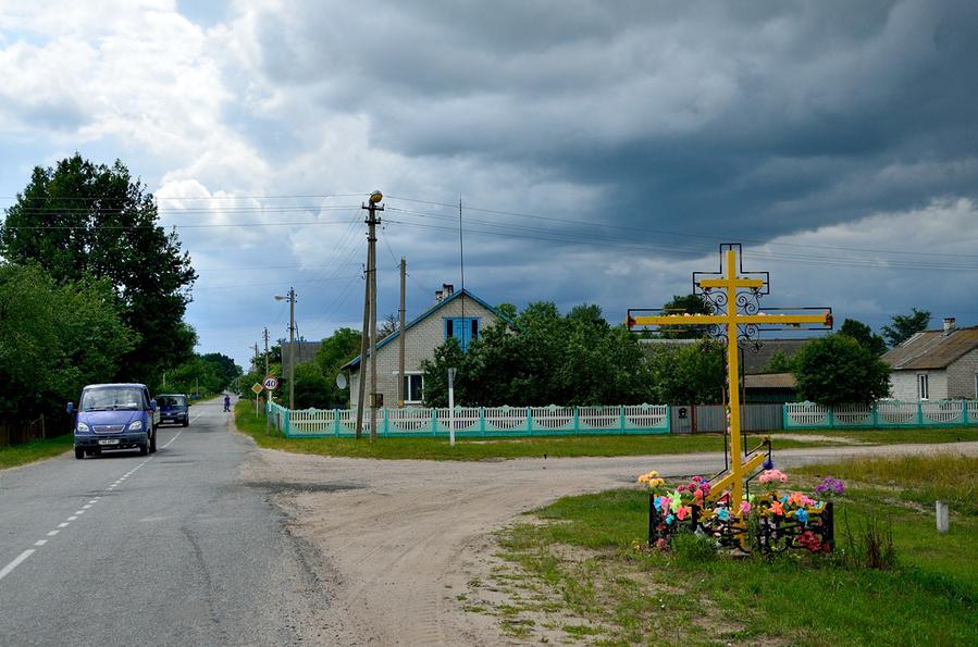 У въезда в каждую деревню стоит крест с цветами. Это означает, что деревня освящена. Каменец, Беларусь
