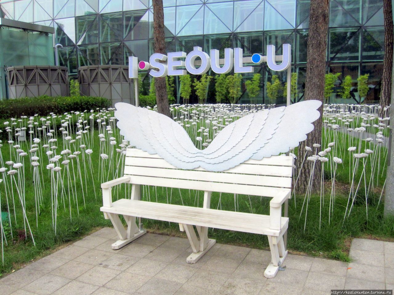 Примерить на себя ангельские крылья можно и у Сити-холла. Сеул, Республика Корея
