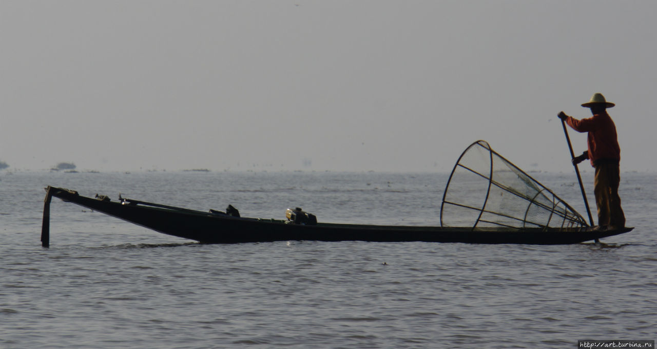 На выходе из канала в озеро обычно дежурят местные рыбаки со своими традиционными орудиями лова. Озеро Инле, Мьянма