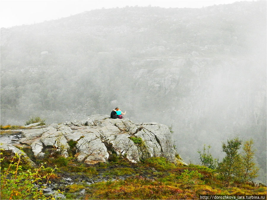Чем выше мы поднимались, тем гуще становился туман. Прекестулен (Кафедра проповедника), Норвегия