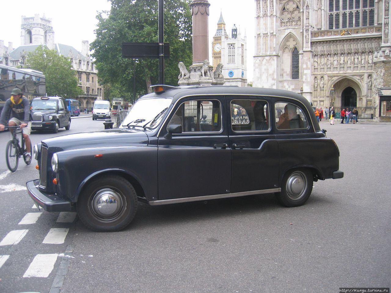 Лондон. Вестминстерское Аббатство. Знаменитый лондонский кэб-такси Лондон, Великобритания