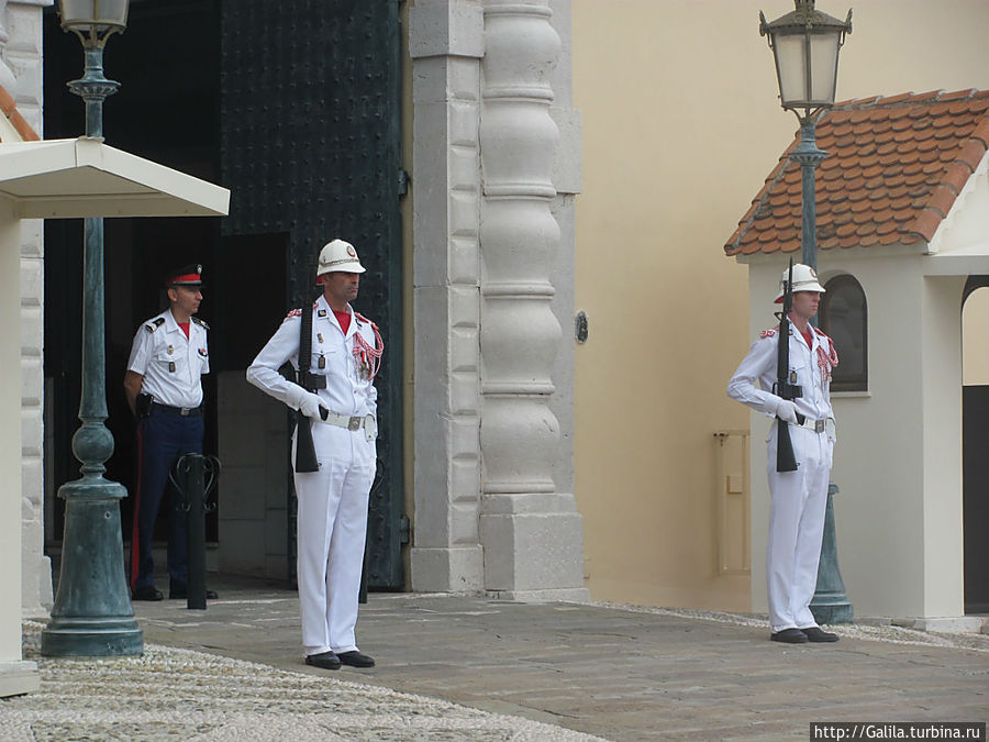 Начало церемонии смены караула. Монте-Карло, Монако