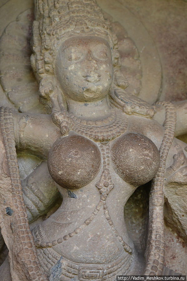 Барельеф храма в Айхоле Штат Карнатака, Индия