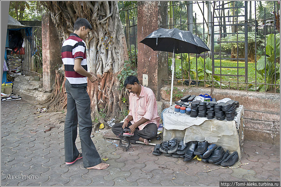 Рядом с площадью — будни простого населения Бомбея. Многие предпочитают работать прямо на улице — в помещениях очень жарко...
* Мумбаи, Индия