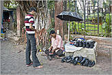 Рядом с площадью — будни простого населения Бомбея. Многие предпочитают работать прямо на улице — в помещениях очень жарко...
*