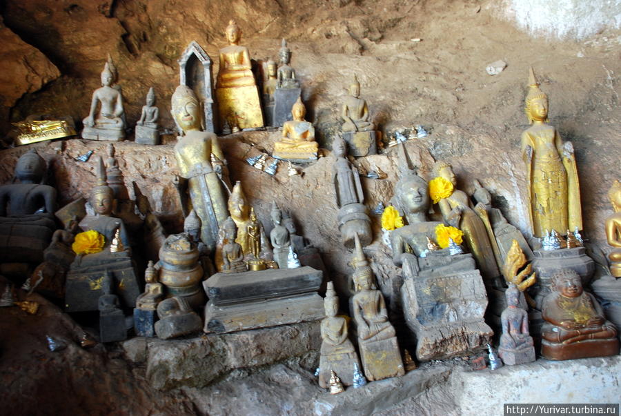 В пещере Пак Оу около 4000 фигурок Будд Луанг-Прабанг, Лаос