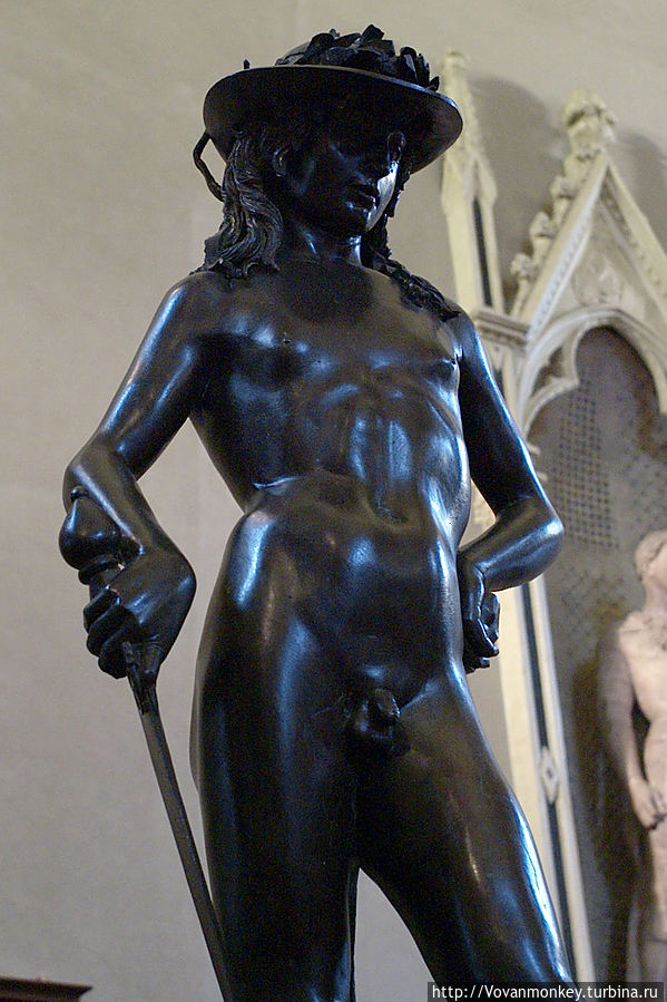 Среди творений Донателло особенно замечательна бронзовая полутораметровая статуя юного Давида — первое изображение свободно стоящего обнаженного человеческого тела в скульптуре Возрождения. 1430-е годы. Флоренция, Италия