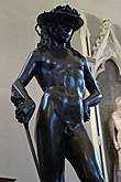 Среди творений Донателло особенно замечательна бронзовая полутораметровая статуя юного Давида — первое изображение свободно стоящего обнаженного человеческого тела в скульптуре Возрождения. 1430-е годы.