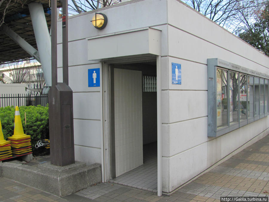 Простой, японский, уличный туалет. Япония