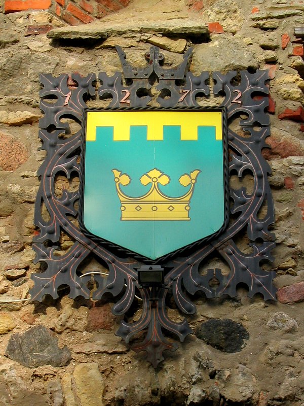 Герб Пылтсамаа на воротах замка Пылтсамаа, Эстония