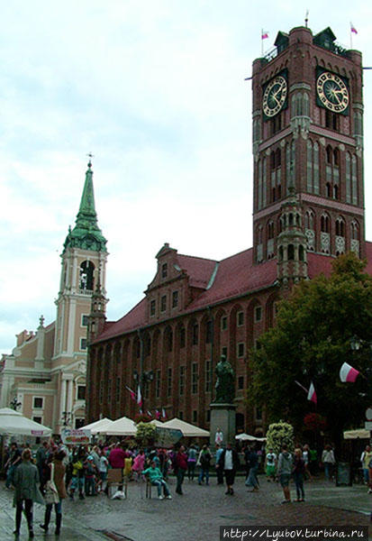 Костел Святого Духа – римско-католическая церковь, открыта  в 1756 г. Церковь высотой 14 м могла вместить 1300 прихожан. В 1899 году была надстроена башня в стиле необарокко высотой 64 м Торунь, Польша