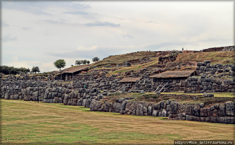 Саксайуаман (кечуа Saksaywaman, буквально — сытый сокол, сытый ястреб; в испанской транскрипции Sacsayhuaman) — цитадель, место дислокации гарнизона и храмовый комплекс в г. Куско (Перу). В плане Куско, напоминающем пуму, является как бы её зубами. Некоторые современные авторы отрицают крепостное предназначение сооружения