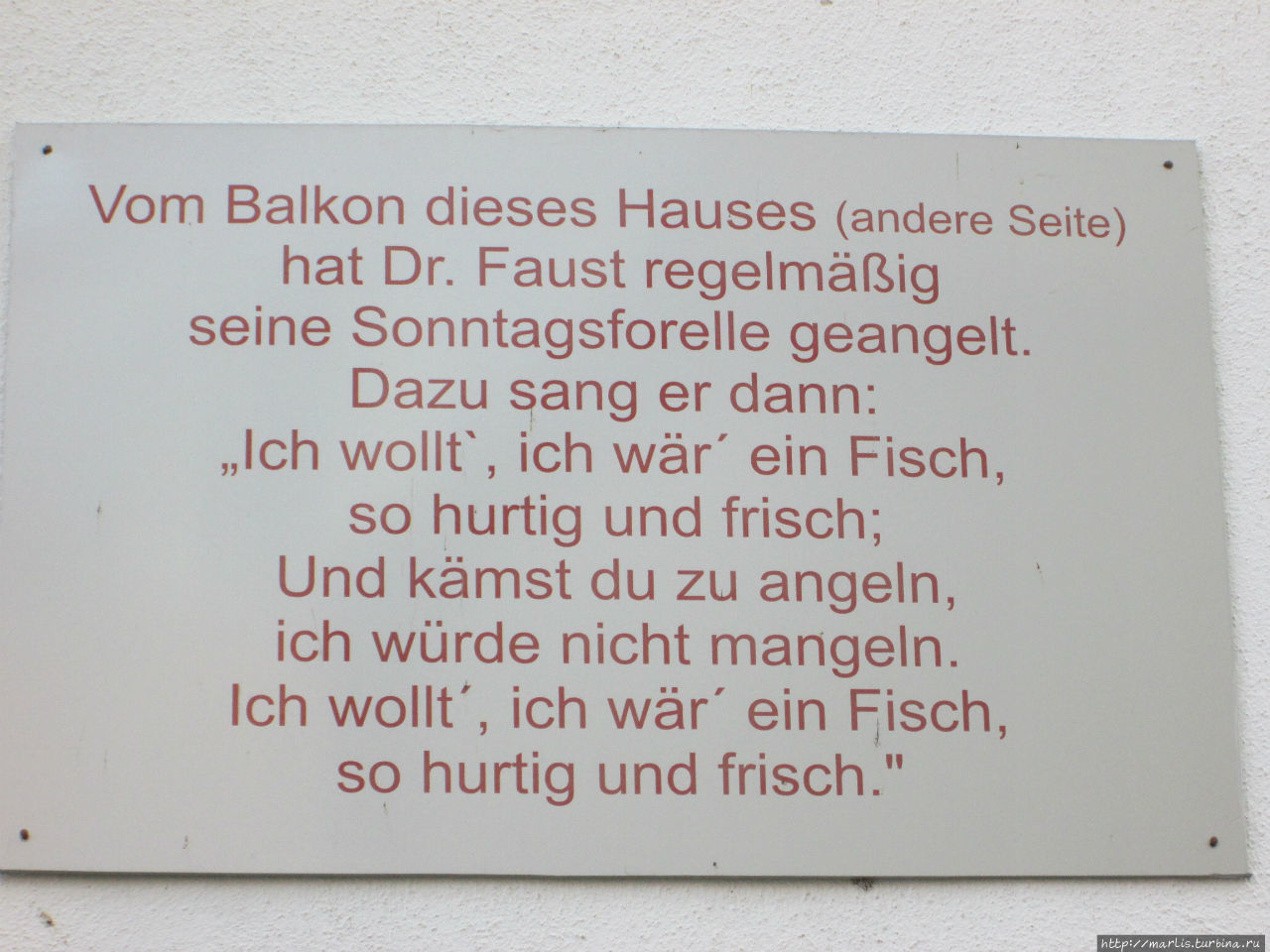 табличка на доме — здесь, на балконе этого дома, стоял доктор Фауст и ловил рыбку Бад-Кройцнах, Германия