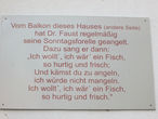 табличка на доме — здесь, на балконе этого дома, стоял доктор Фауст и ловил рыбку