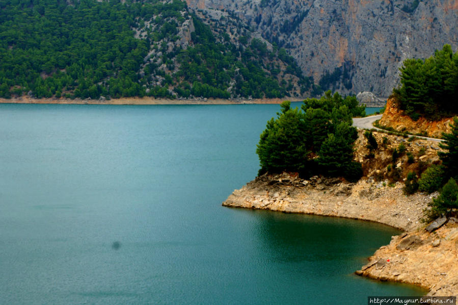 Вид с дамбы на водохранилище. Оно глубокое. Глубина где — то порядка 100 — 130 м. , вода бирюзовая  и живописно окаймлена  горами. Озеро Оймапинар и Зеленый Каньон, Турция