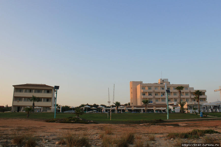 вид на отель с пляжа Айя-Напа, Кипр