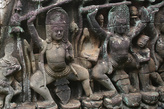 Слоновья Терраса. Фигуры воинов с боков пятиголовой лошади. Хохлатые шлемы нигде более не встречаются в кхмерском искусстве. Фото из интернета