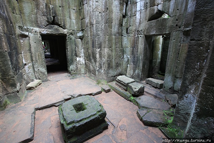 Интерьеры западных ворот-гопур третьего корпуса-вложения храмового комплекса Пре-Кхан. Здесь когда-то стояла статуя Вишну