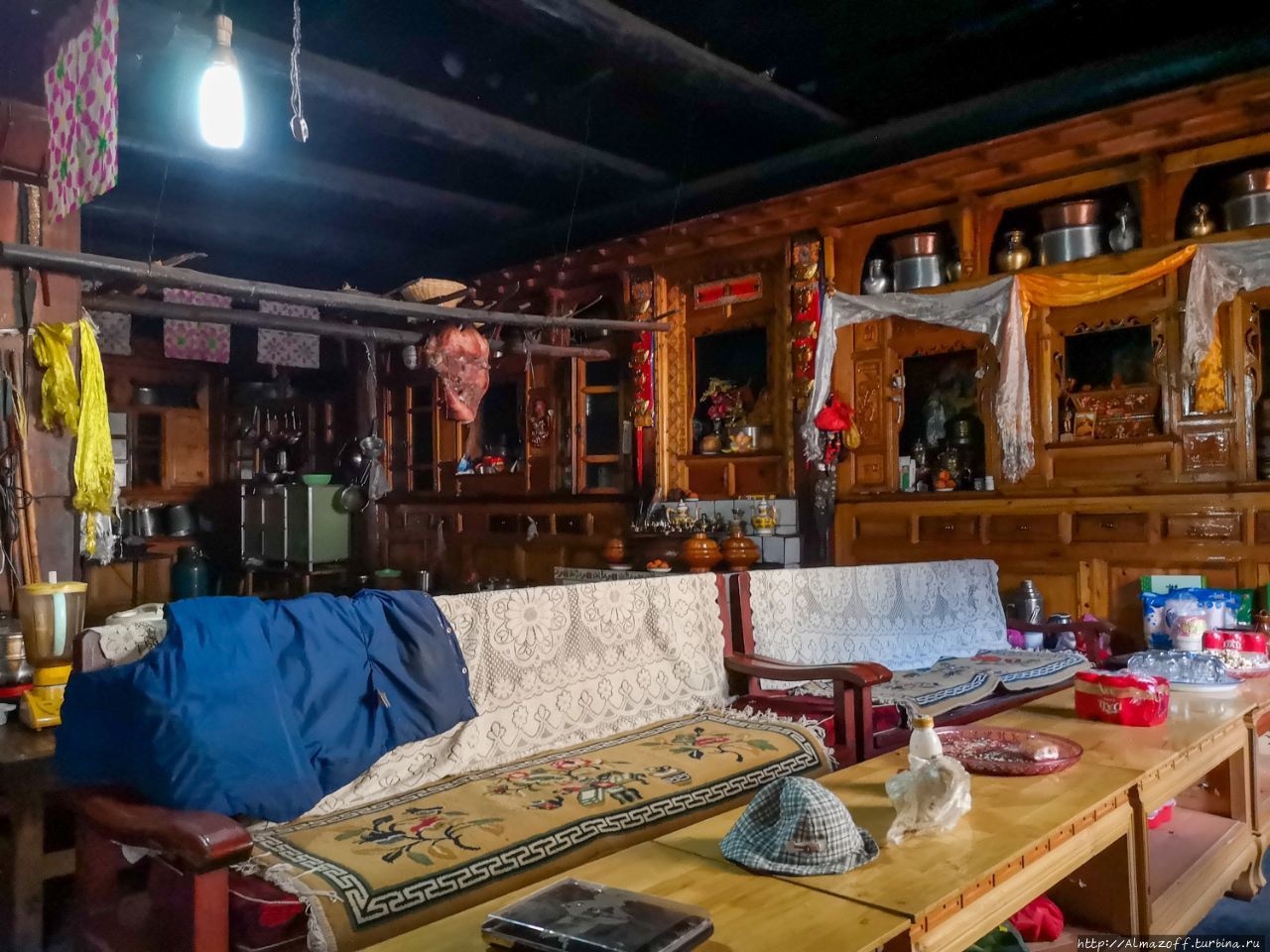 Ночь в буддийском монастыре в Восточном Тибете Гонпо, Китай