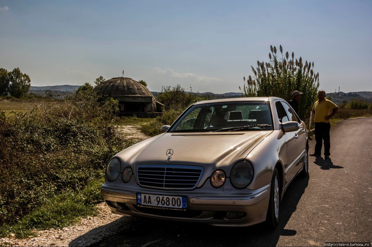 Такси, естественно Мерседес! Мерседосов в Албании действительно абсолютное большинство среди остального автотранспорта. Мерин это круто и признак крутости!) Албания