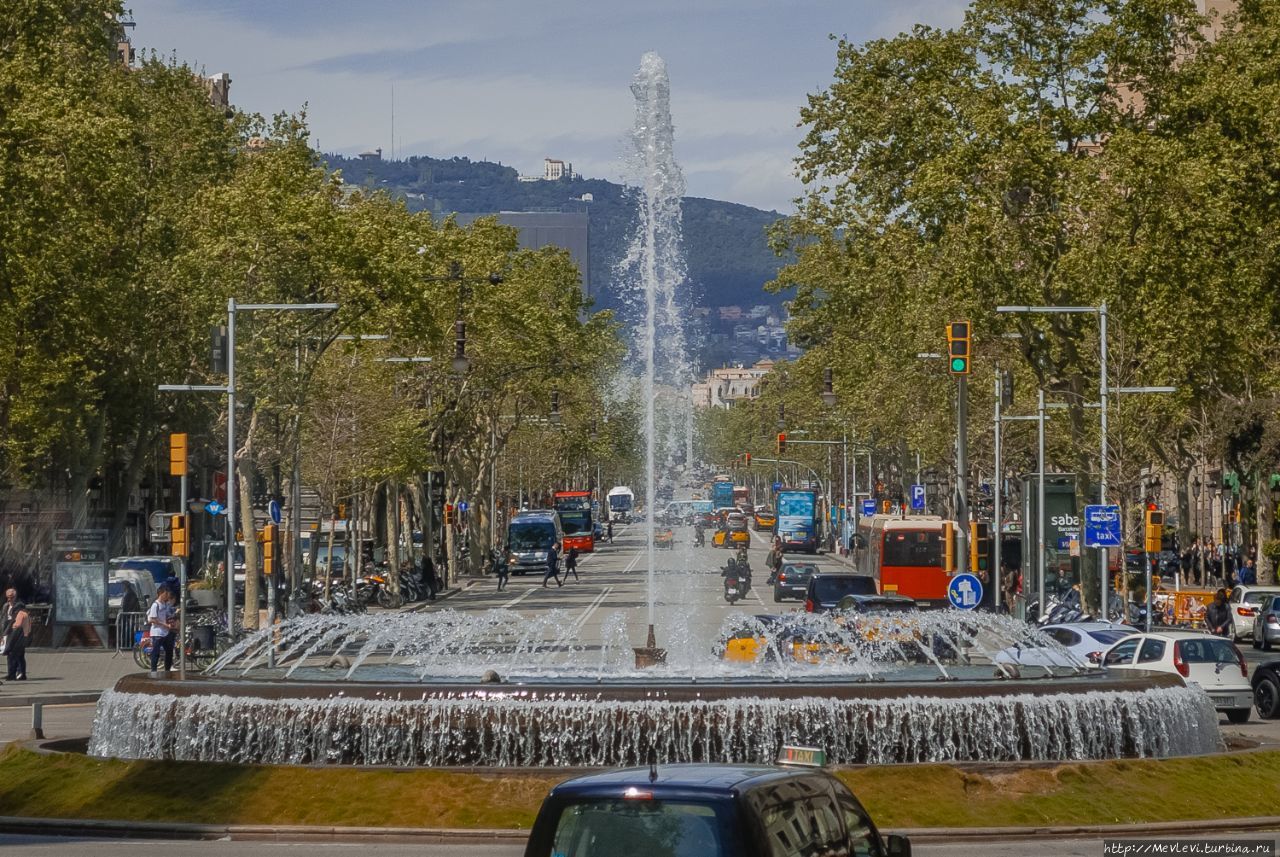 Прекрасный фонтан в Барселоне Барселона, Испания