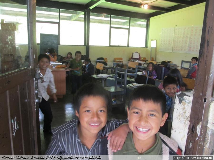 дети в индейской школе Мексика