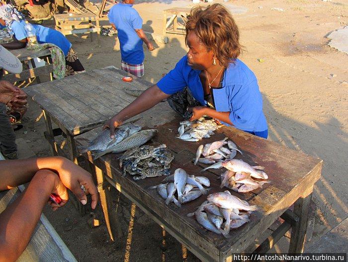 Девушка продаёт рыбу в Катембе. Мозамбик