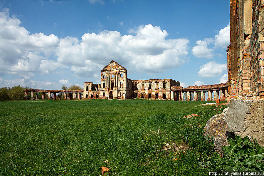 Развалины замка в п. Ружаны