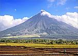*У подножия вулкана на много километров простираются поля. И хотя это очень опасно, у филиппинцев, проживающих здесь и занимающихся сельским хозяйством, другого выхода нет. Они, наверняка, знают, что здесь творилось в 1993 году