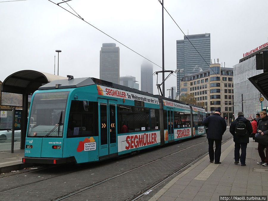 Немецкие трамваи. В других странах трамвайные линии убирают из городов, но не в Германии Франкфурт-на-Майне, Германия