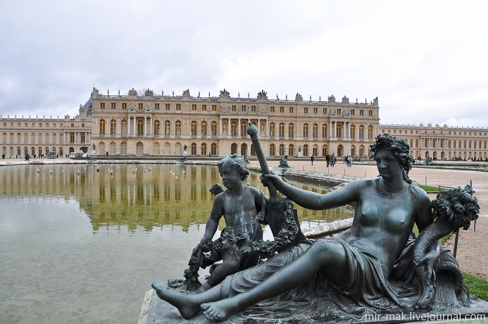 При наличии свободного времени в Париже, можно заглянуть в его пригород – Версаль. Здесь расположен одноименный дворец – бывшая резиденция французских королей.
