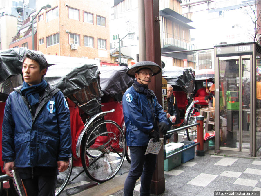 А эти рикши, в ожидании клиентов. Япония