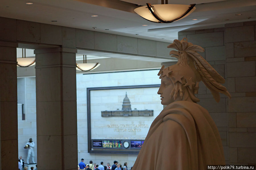 Центр для посетителей. Дама в экстравагантном головном уборе это — Свобода. Точно такая же статуя, только черного цвета, стоит на куполе Капитолия. Вашингтон, CША