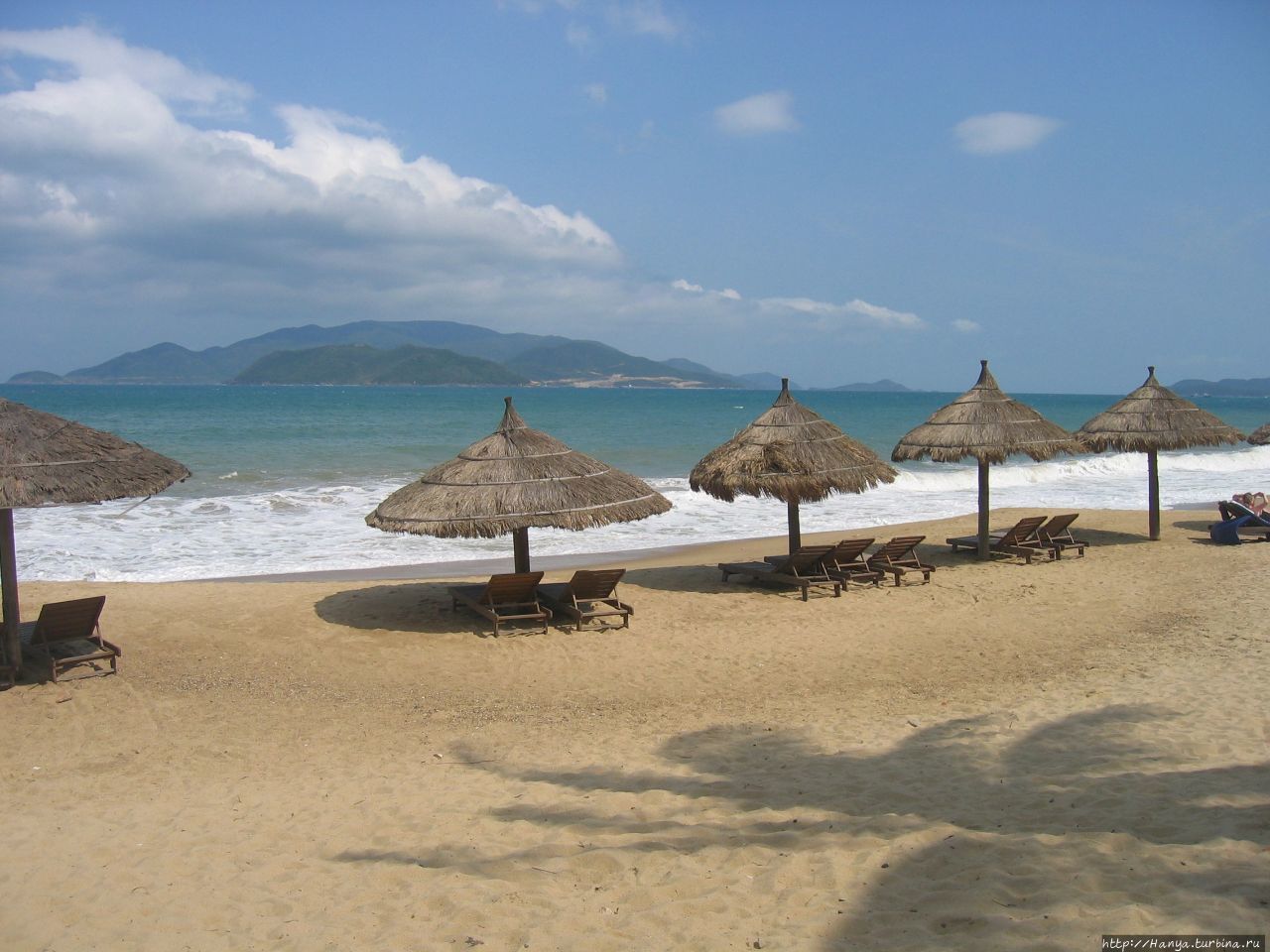 г. Нячанг. Южно-Китайское море. Пляж. Зонтики Нячанг, Вьетнам