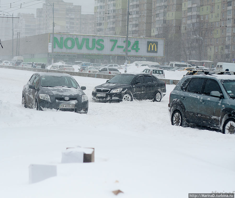 Машины на Окружной стоят Киев, Украина