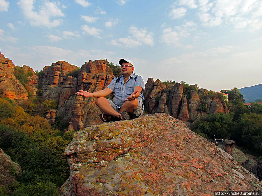 Среди скал адепты какой-то интегральной религии, одетые в белые одежды, нашли место силы и встречали рассвет. К нашему приходу они как раз покидали это место. Они были из России и старший смиренным голосом поведал нам, какая тут сильная энергетика. Когда они ушли я тоже решил немного 