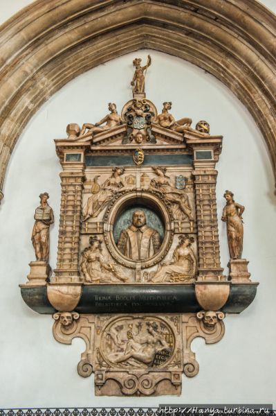 Мемориал 1613 года, посвященный Томасу Бодли. Фото из интернета Оксфорд, Великобритания
