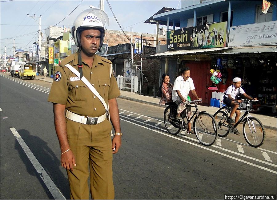 Несмотря на спокойное движение транспорта по улицам, в городке много дорожных инспекторов, впрочем, может, потому оно и спокойное Анурадхапура, Шри-Ланка